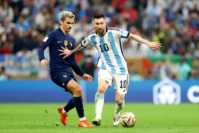 Pemain Prancis Antoine Griezmann beraksi bersama pemain Argentina Lionel Messi pada final Piala Dunia 2022, di Stadion Lusail, Lusail, Qatar, Minggu (18/12/2022). Foto: Hannah McKay/REUTERS