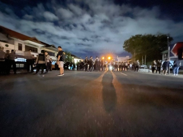 Suasana di Jalan Veteran yang ditutup oleh polisi. Foto: Leo Prima/Hi!Pontianak