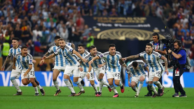 Pemain Argentina berselebrasi setelah memenangkan Piala Dunia 2022, di Stadion Lusail, Lusail, Qatar, Minggu (18/12/2022). Foto: Kai Pfaffenbach/REUTERS