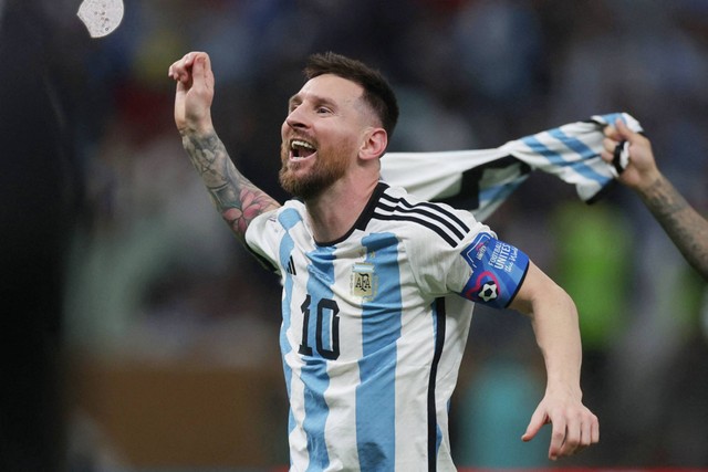 Pemain Argentina Lionel Messi berselebrasi setelah memenangkan Piala Dunia 2022, di Stadion Lusail, Lusail, Qatar, Minggu (18/12/2022). Foto: Lee Smith/REUTERS