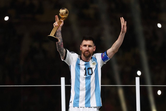 Argentina Lionel Messi berselebrasi dengan penghargaan Bola Emas di Stadion Lusail, Lusail, Qatar, Minggu (18/12/2022). Foto: Carl Recine/REUTERS