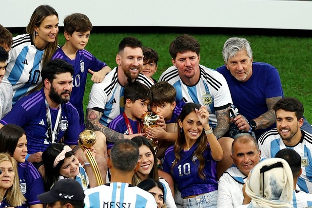 Pemain Argentina Lionel Messi merayakan kemenangan Piala Dunia 2022 bersama anggota keluarga, di Stadion Lusail, Lusail, Qatar, Minggu (18/12/2022). Foto: Molly Darlington/REUTERS