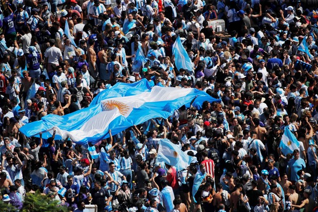 Fans Argentina merayakan kemenangan Piala Dunia 2022 di Buenos Aires, Argentina, Minggu (18/12/2022). Foto: Agustin Marcarian/REUTERS