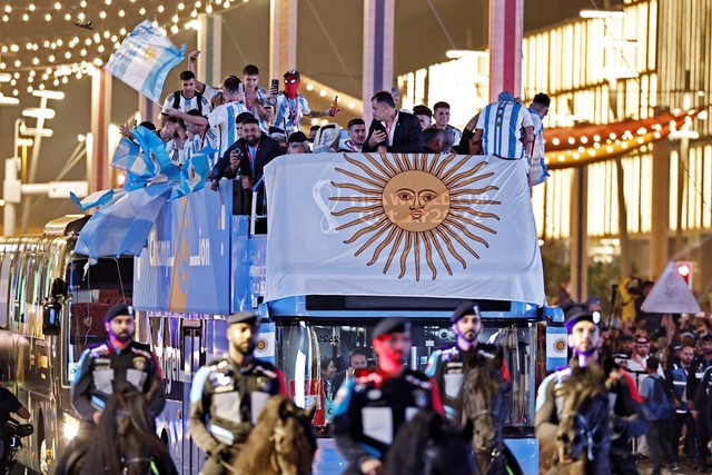 Polisi berkuda mengawal parade pemain Argentina dari atas bus di luar stadion Stadion Lusail, Lusail, Qatar, setelah memenangkan Piala Dunia 2022, Senin (19/12/2022). Foto: Hamad I Mohammed/REUTERS