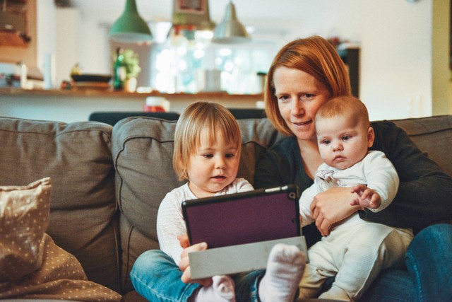 Ilustrasi Puisi Hari Ibu untuk Anak TK sebagai Referensi. Foto: Unsplash/Alexander Dummer.