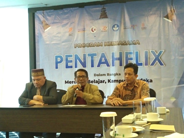 Penandatanganan MoU Pentahelix Polimedia dengan berbagai instansi