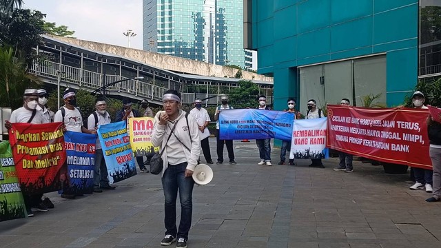 Perkumpulan Komunitas Peduli Konsumen Meikarta demo di depan Bank Nobu Plaza Semanggi, Senin (19/12/2022). Foto: Foto: Ghinaa Rahmatika/kumparan
