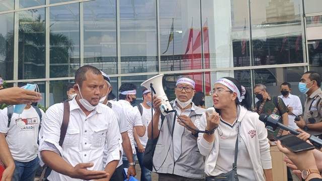 Perwakilan dari Perkumpulan Komunitas Peduli Konsumen Meikarta, Indriana, melakukan demo di depan Bank Nobu Plaza Semanggi, Senin (19/12/2022). Foto: Ghinaa Rahmatika/kumparan
