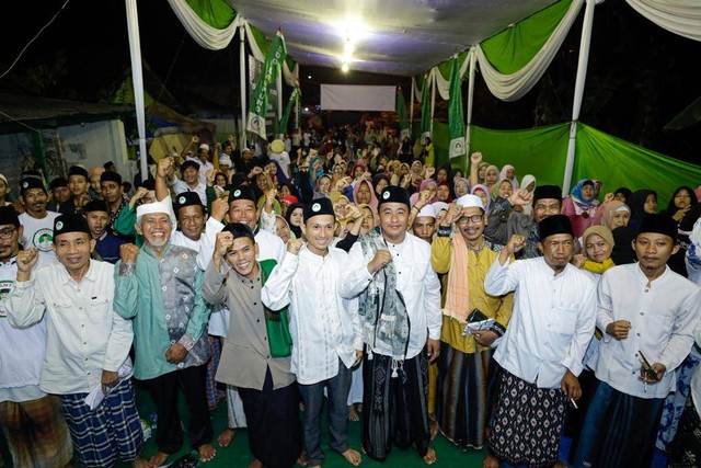 Relawan Santri Dukung Ganjar menggelar gema selawat dan doa bersama di Majelis Selawat Ibnu Sanusi, Garuntung, Kota Bandar Lampung, Minggu (18/12/2022). Foto: Dok. Istimewa