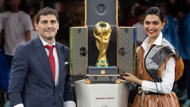 Deepika Padukone menjadi pembawa trofi (Trophy Trunk) Piala Dunia 2022 dari Louis Vuitton. Foto: Dok. Louis Vuitton