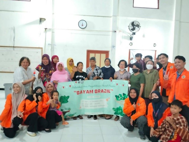 Pelatihan pengolahan Bayam Brazil oleh Mahasiswa Kuliah Kerja Nyata (KKN) Alternatif 84 Unit V. D.2 Universitas Ahmad Dahlan (UAD) (Foto: Farida)