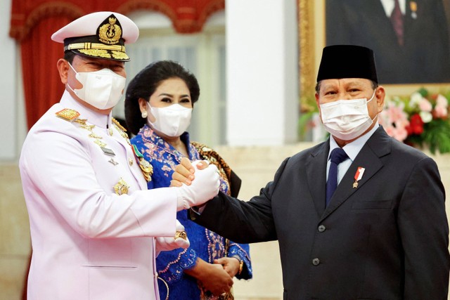 Menhan Prabowo Subianto berjabat tangan dengan Laksamana TNI Yudo Margono saat pelantikan Panglima TNI di Istana Kepresidenan, Jakarta pada Senin (19/12).  Foto: Willy Kurniawan/REUTERS