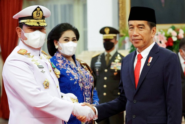 Presiden Joko Widodo berjabat tangan dengan Laksamana TNI Yudo Margono saat pelantikan Panglima TNI di Istana Kepresidenan, Jakarta pada Senin (19/12).  Foto: Willy Kurniawan/REUTERS