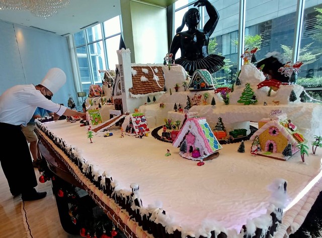 Ginger house dengan konsep snow village yang terpajang di lobi hotel Ciputra World Surabaya. Foto-foto: Masruroh/Basra