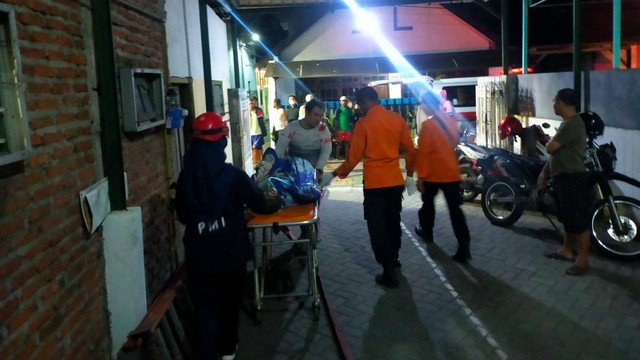 Suasana di sekitar rumah suami-istri yang bakar diri, Senin (19/12/2022). Dokumentasi BPBD Surabaya.