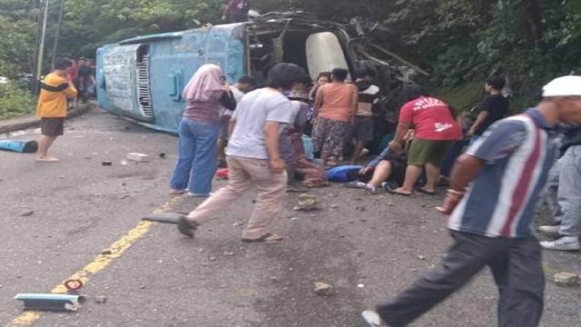 Bus yang membawa mahasiswa Unri terbalik di Jalan Silaing, Padang Panjang, Sumbar. (Dok. Istimewa)