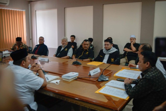 Badan Pengawas Pemilu (Bawaslu) RI memediasi Partai Ummat dan Komisi Pemilihan Umum (KPU) RI di Kantor Bawaslu, Jakarta, Senin (19/12/2022). Foto: Jamal Ramadhan/kumparan