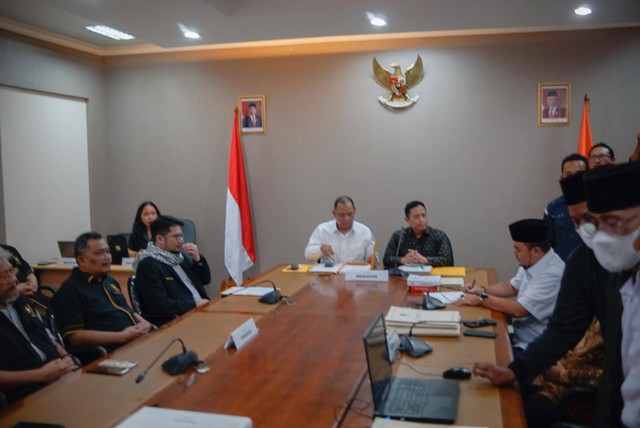 Badan Pengawas Pemilu (Bawaslu) RI memediasi Partai Ummat dan Komisi Pemilihan Umum (KPU) RI di Kantor Bawaslu, Jakarta, Senin (19/12/2022). Foto: Jamal Ramadhan/kumparan