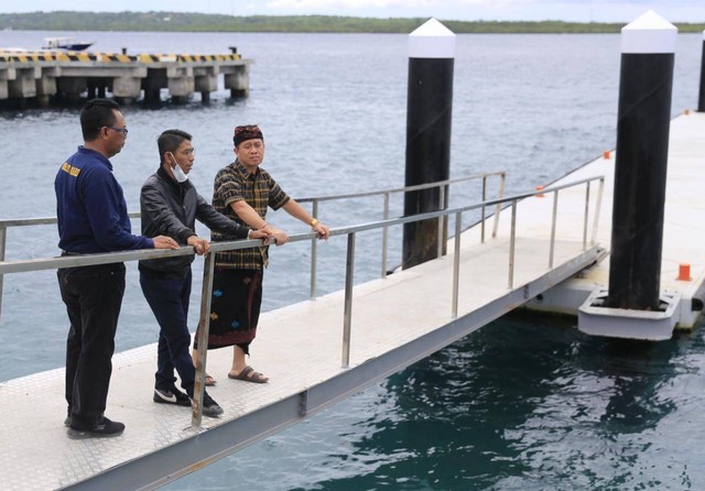 Bupati Klungkung I Nyoman Suwirta tinjau jembatan penghubung yang ambruk Foto: Dok. Istimewa