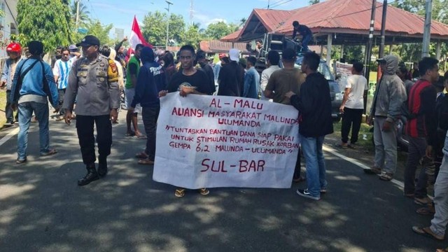 Aksi unjuk rasa warga yang tergabung dalam Aliansi Masyarakat Malunda-Ulumanda terkait bantuan dana siap pakai korban gempa 6,2 magnitudo. Foto: Dokumentasi Polres Majene