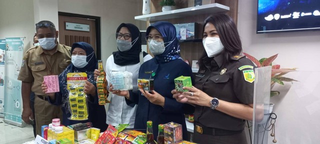 Balai Besar Pengawasan Obat dan Makanan (BBPOM) Surabaya musnahkan berbagai jenis produk ilegal dengan nilai total 5,6 miliar, Senin (19/12/2022). Foto: Farusma Okta Verdian/kumparan