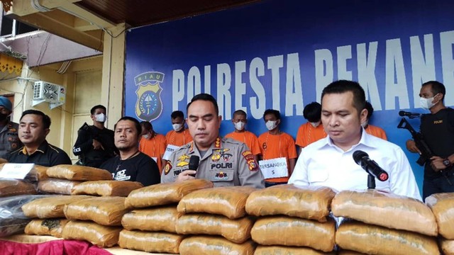 Polresta Pekanbaru mengungkap peredaran puluhan kilogram ganja kering. (DEFRI CANDRA/SELASAR RIAU)