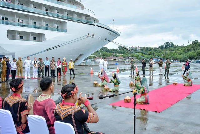 Kedatangan kapal pesiar mewah berbendera Bahama, MV Seabourn Encore, yang membawa 512 turis singgah di Sabang disambut dengan tari tradisional Aceh, Senin (19/12). Foto: Humas Sabang