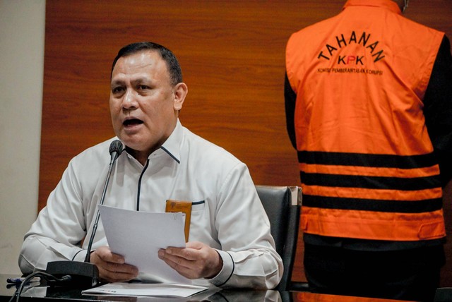 Ketua KPK Firli Bahuri menyampaikan keterangan pers penahanan Hakim Yustisial Edy Wibowo di Gedung KPK, Jakarta, Senin (19/12/2022). Foto: Jamal Ramadhan/kumparan