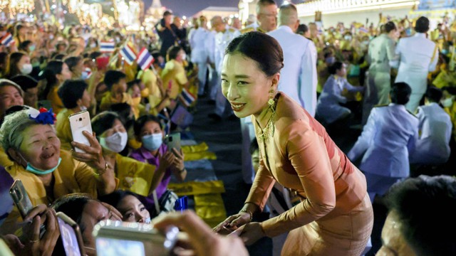 Putri Thailand Bajrakitiyabha menyapa kaum royalis, di The Grand Palace di Bangkok, Thailand. Foto: Athit Perawongmetha/REUTERS