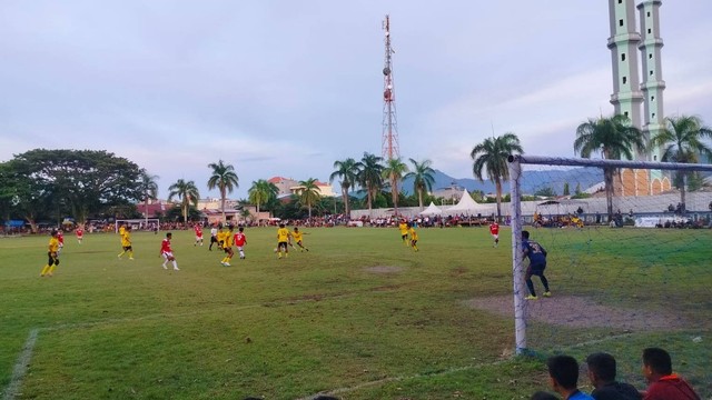 Pertandingan antara tim sepak bola Mamuju berhadapan dengan tim sepak bola Pasangkayu di Lapangan Merdeka, Mamuju. Foto: Zulkifli. 