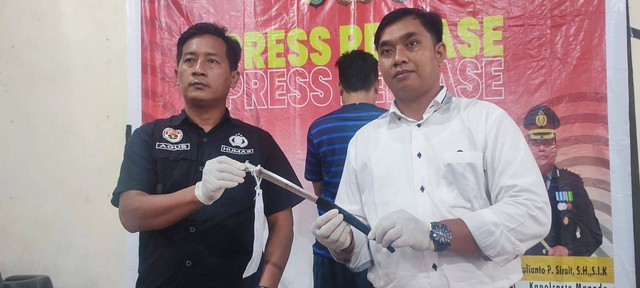Senjata tajam yang digunakan pelaku untuk menikam korban hingga meninggal.