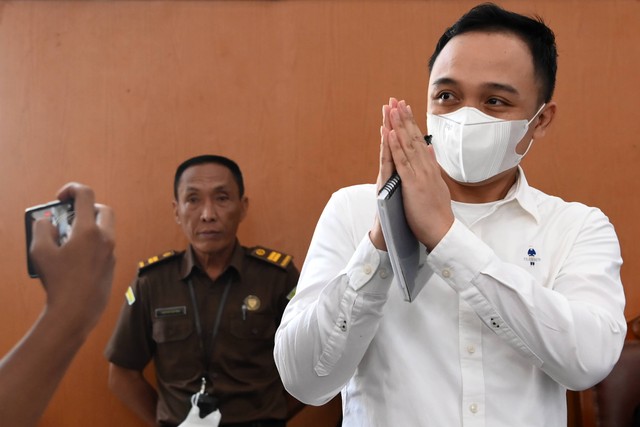Terdakwa kasus pembunuhan berencana Brigadir Yosua Hutabarat, Ricky Rizal (kanan) tiba untuk menjalani sidang lanjutan di Pengadilan Negeri Jakarta Selatan, Jakarta, Senin (19/12/2022).  Foto: Sigid Kurniawan/ANTARA FOTO