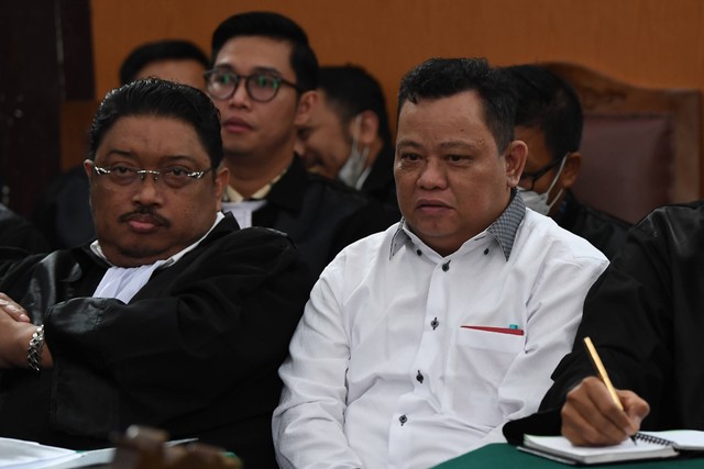 Terdakwa kasus pembunuhan berencana Brigadir Yosua Hutabarat, Kuat Ma'ruf (kanan) menjalani sidang lanjutan di Pengadilan Negeri Jakarta Selatan, Jakarta, Senin (19/12/2022). Foto: Sigid Kurniawan/ANTARA FOTO