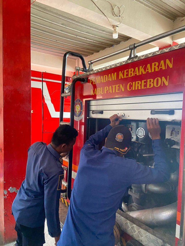 Petugas Damkarmat Pos Sektor Weru Kabupaten Cirebon melakukan pengecekan unit armada. Foto: Joni/Ciremaitoday