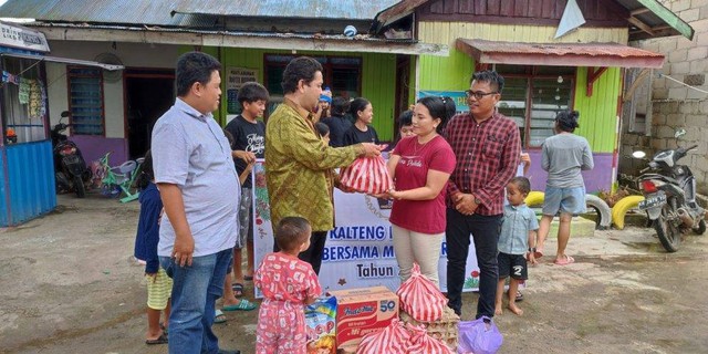 Ketua PWI Kalteng Harris Sadikin saat memberikan bantuan sembako secara simbolis ke salah satu panti asuhan.