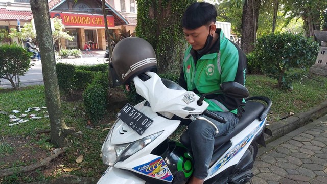 Yudistira saat menunggu orderan. FOTO: Fernando Fitusia
