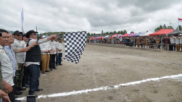 Pj Bupati Bener Meriah Haili Yoga membuka lomba Pacuan Kuda Tradisional Gayo dalam rangka memeriahkan HUT ke-19 Kabupaten Bener Meriah Tahun 2022 di Lapangan Sengeda, Senin (19/12). Foto: Humas Bener Meriah