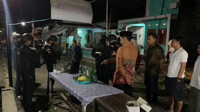 Tim Pandawa Polres Sukoharjo membubarkan acara Campursari yang juga sebagai ajang pesta miras di Sukoharjo. FOTO: Agung Santoso