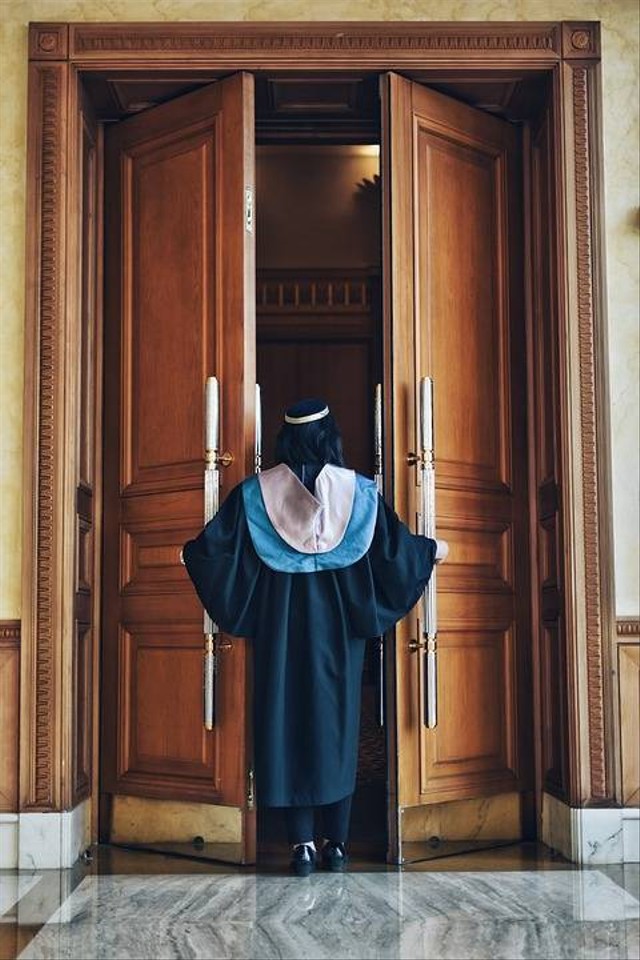 Cover Gambar ilustrasi, perempuan wisuda. Sumber : https://pixabay.com/id/photos/kelulusan-lulus-derajat-pencapaian-2904155/