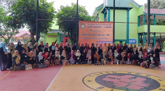 Peringatan ulang tahun Dharma Wanita Persatuan yang ke-23 SMKN 1 Turen Malang dirayakan bersama peringatan hari Ibu ke-94. foto/dok