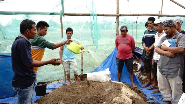PT IMIP memberikan pelatihan sistem pertanian terintegrasi (Simantri) bagi para kelompok tani yang ada di wilayah Kecamatan Bahodopi, Kabupaten Morowali. Foto: Istimewa