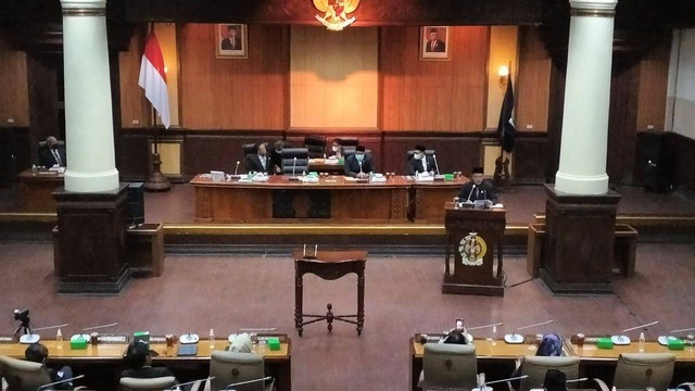 Rapat paripurna DPRD DIY tentang Rencana Pembangunan Jangka Menengah Daerah (RJPMD) 2022-2027, Senin (19/12/2022) malam. Foto: Tugu Jogja