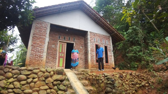 Pembimbing Kemasyarakatan Bapas Nusakambangan melakukan kunjungan rumah di Desa Bener, Majenang untuk memastikan kelayakan penjamin