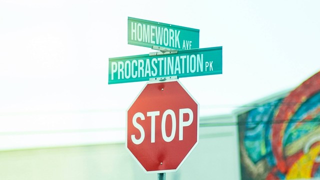 foto stop prokrastinasi, source Unsplash.com/Pedro Da Silva