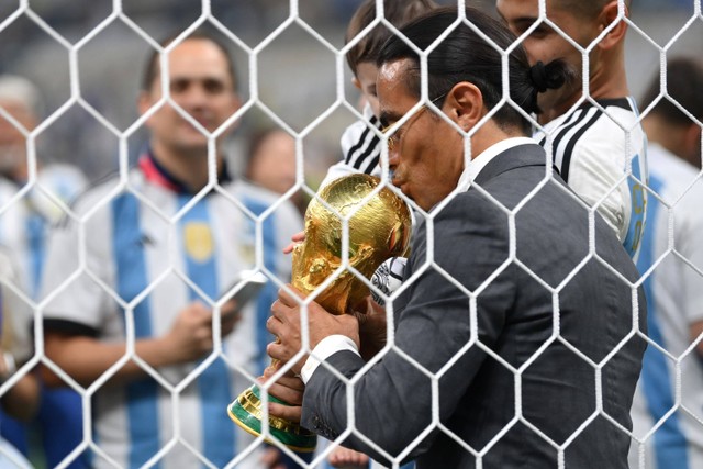 Nusret Goekce, yang dijuluki Salt Bae, mencium trofi Piala Dunia 2022 Qatar usai Argentina menjadi juara mengalahkan Prancis di Stadion Lusail, Lusail, Qatar. Foto: Dan Mullan/Getty Images