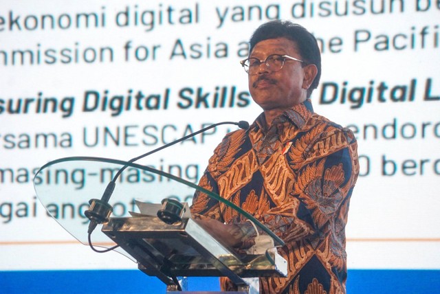 Menkominfo, Johnny G. Plate berbicara saat peluncuran Indeks Masyarakat Digital Indonesia 2022 di Jakarta pada Selasa (20/12/2022). Foto: Iqbal Firdaus/kumparan