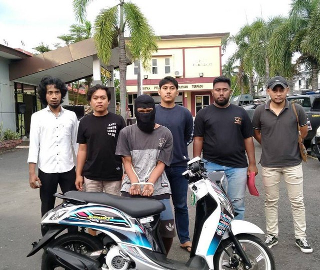 Tim Resmob saat amankan pelaku dan barang bukti. Foto: Istimewa