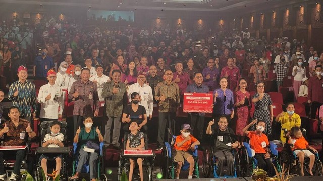 Penyerahan bantuan bagi disabilitas di Denpasar - LSU