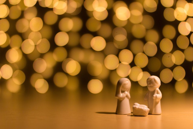 Ilustrasi Puisi Natal untuk Mama dan Papa Terkasih. Foto: Unsplash/Gareth Harper.