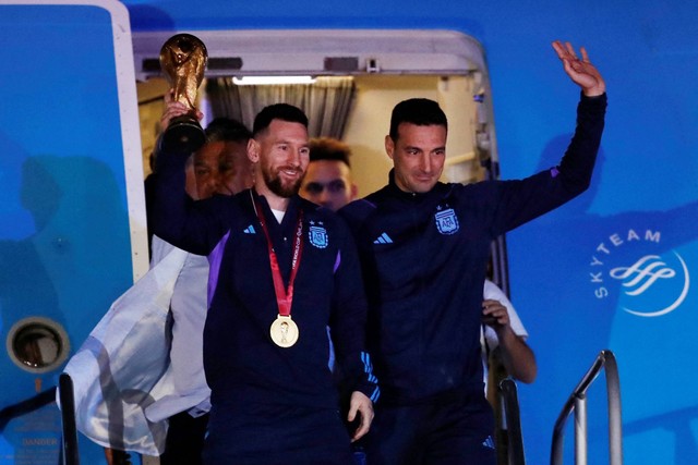 Pelatih Argentina Leonel Scaloni dan Lionel Messi tiba di Bandara Internasional Ezeiza, Buenos Aires, Argentina, Selasa (20/12/2022). Foto: Agustin Marcarian/REUTERS